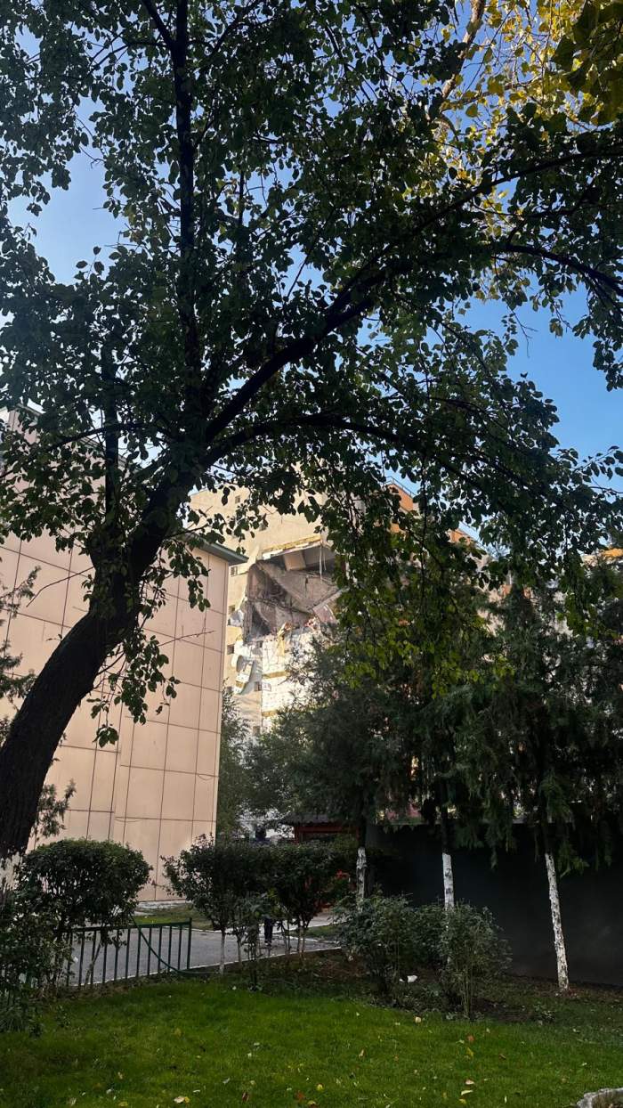Explozie într-un bloc din Capitală! Imagini halucinante! Toate geamurile de la Liceul Bolintineanu, sparte de la deflagrație