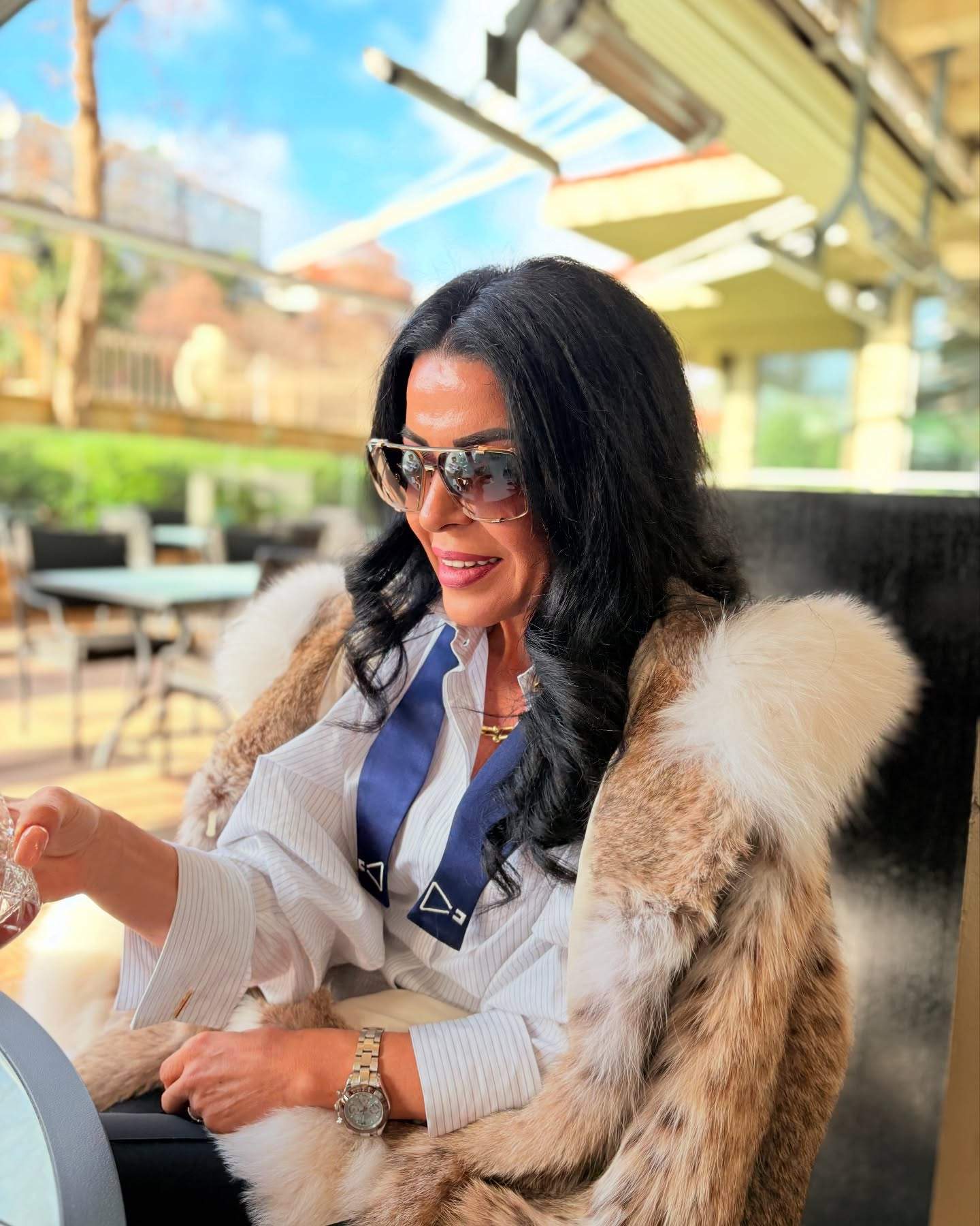 Anda Ghita poarta ochelari de soare