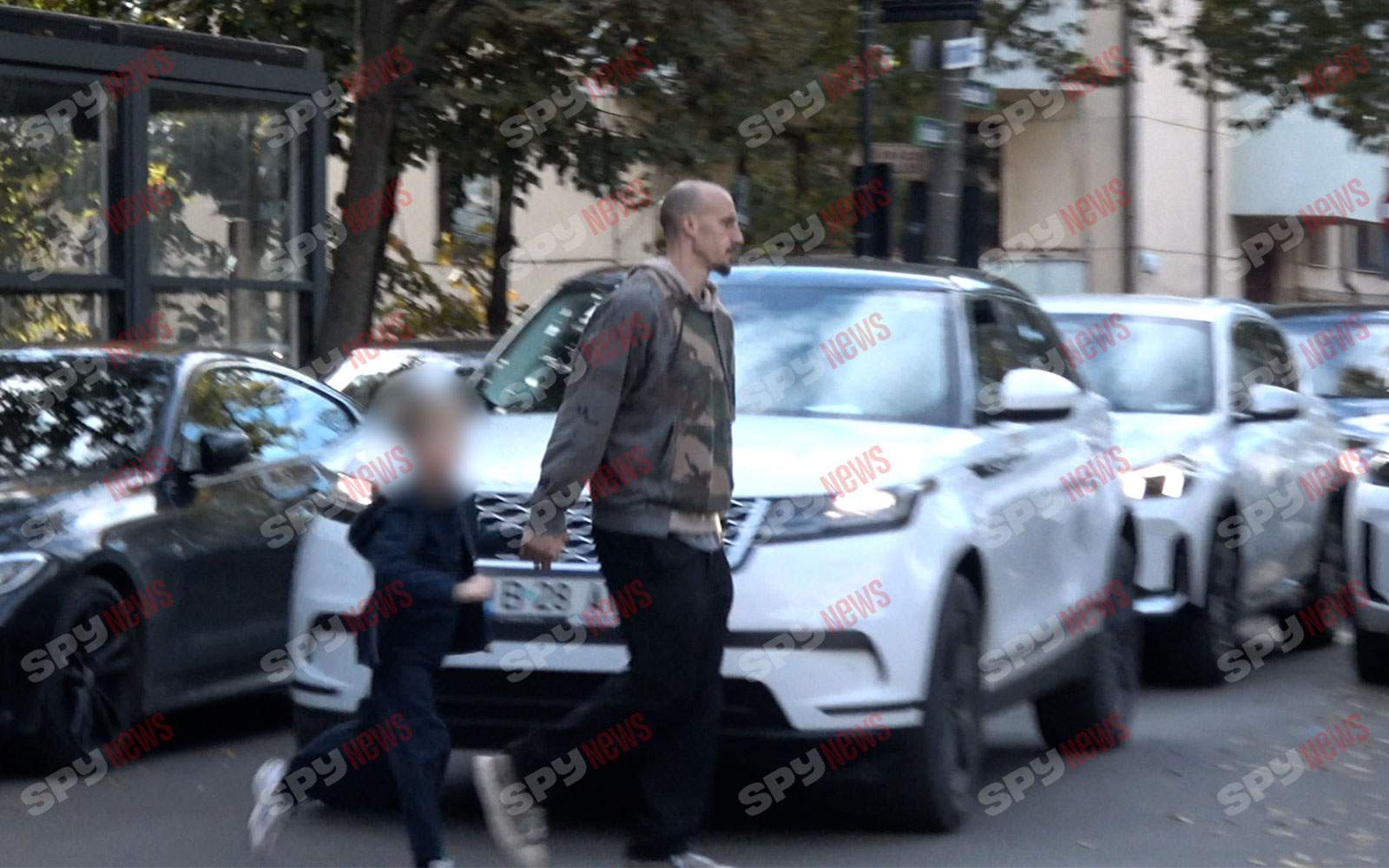 Riscă viaţa copilului! Vlad Chiricheş şi fiul, prin loc nepermis şi printre maşini! Unde se grăbeau