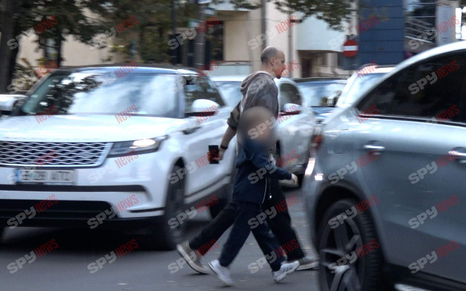 Riscă viaţa copilului! Vlad Chiricheş şi fiul, prin loc nepermis şi printre maşini! Unde se grăbeau