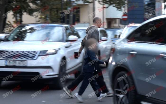 Riscă viaţa copilului! Vlad Chiricheş şi fiul, prin loc nepermis şi printre maşini! Unde se grăbeau
