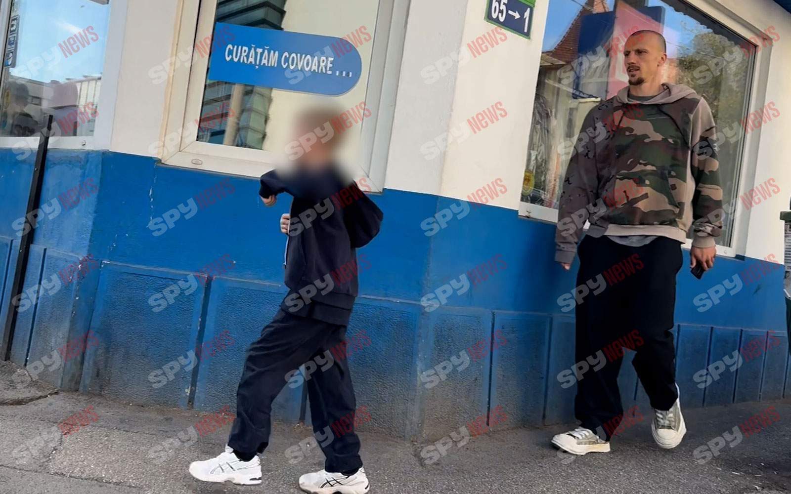Riscă viaţa copilului! Vlad Chiricheş şi fiul, prin loc nepermis şi printre maşini! Unde se grăbeau