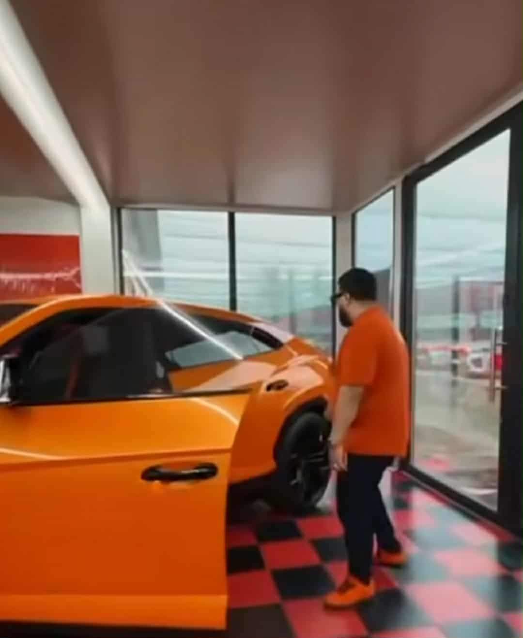 Tzancă Uraganu și-a cumpărat mașina de 300.000 de euro! Manelistul a vrut să își asorteze culoarea bolidului cu cea a telefonului mobil