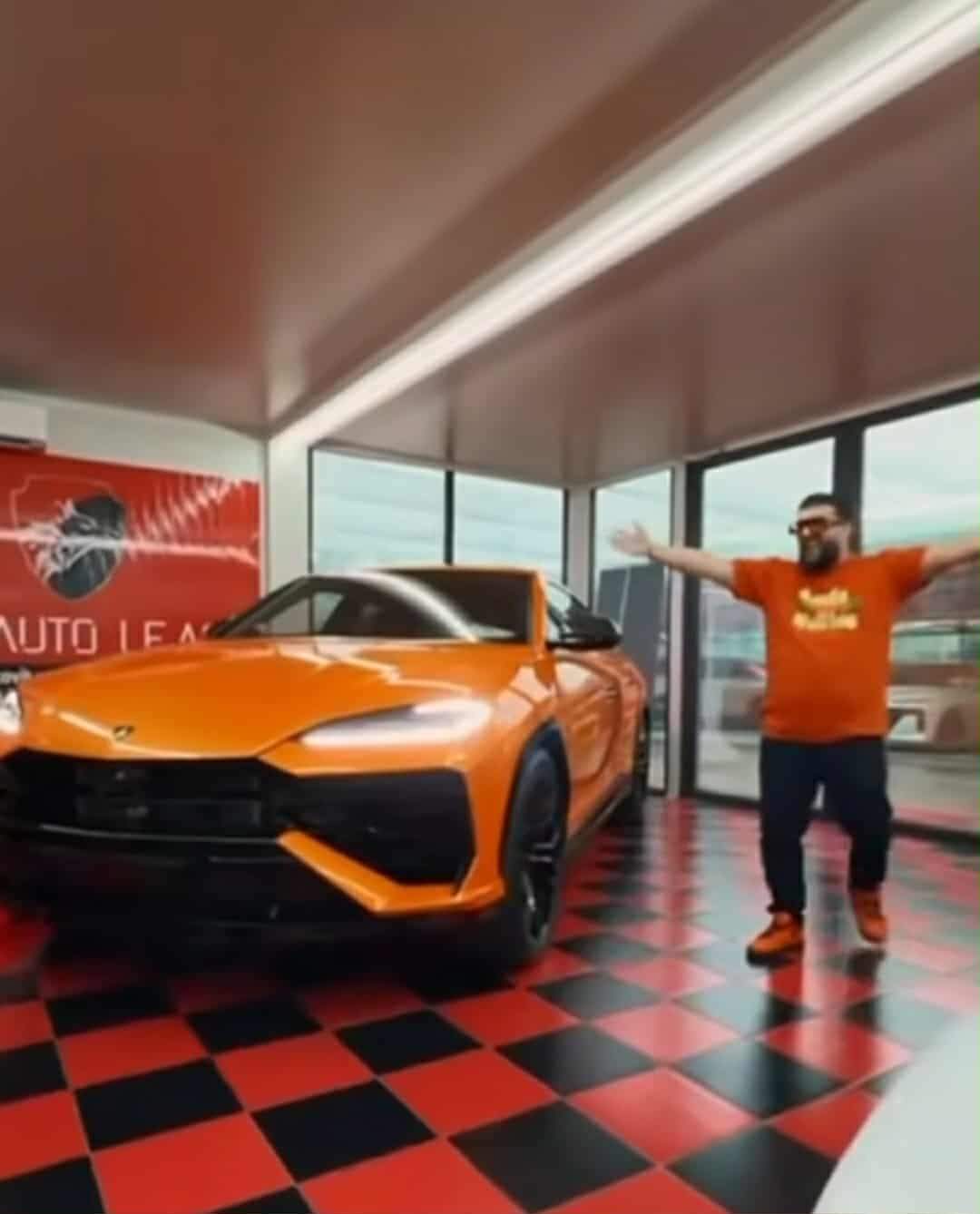 Tzancă Uraganu și-a cumpărat mașina de 300.000 de euro! Manelistul a vrut să își asorteze culoarea bolidului cu cea a telefonului mobil