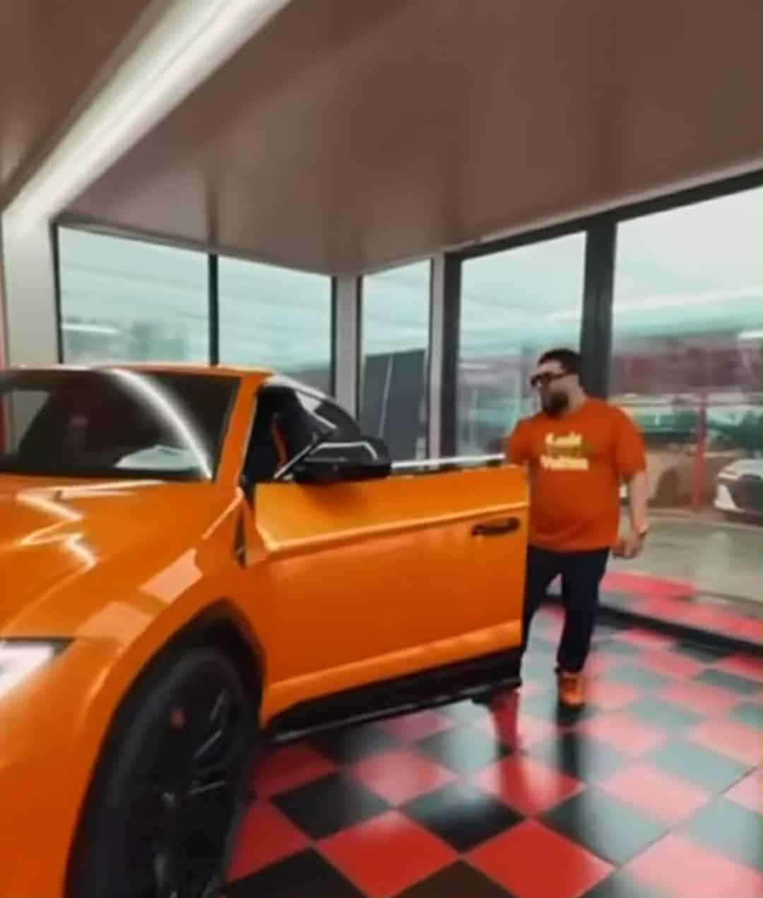 Tzancă Uraganu și-a cumpărat mașina de 300.000 de euro! Manelistul a vrut să își asorteze culoarea bolidului cu cea a telefonului mobil