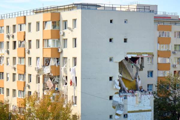 Tensiuni mari în Rahova, după explozie. Locatarii nu sunt lăsati să între în bloc, din cauza riscului de prăbușire. Nu a fost găsit nici sigiliul