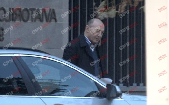Imagini rare cu Traian Băsescu! Cum l-au surprins paparazzii Spynews.ro pe fostul preşedinte