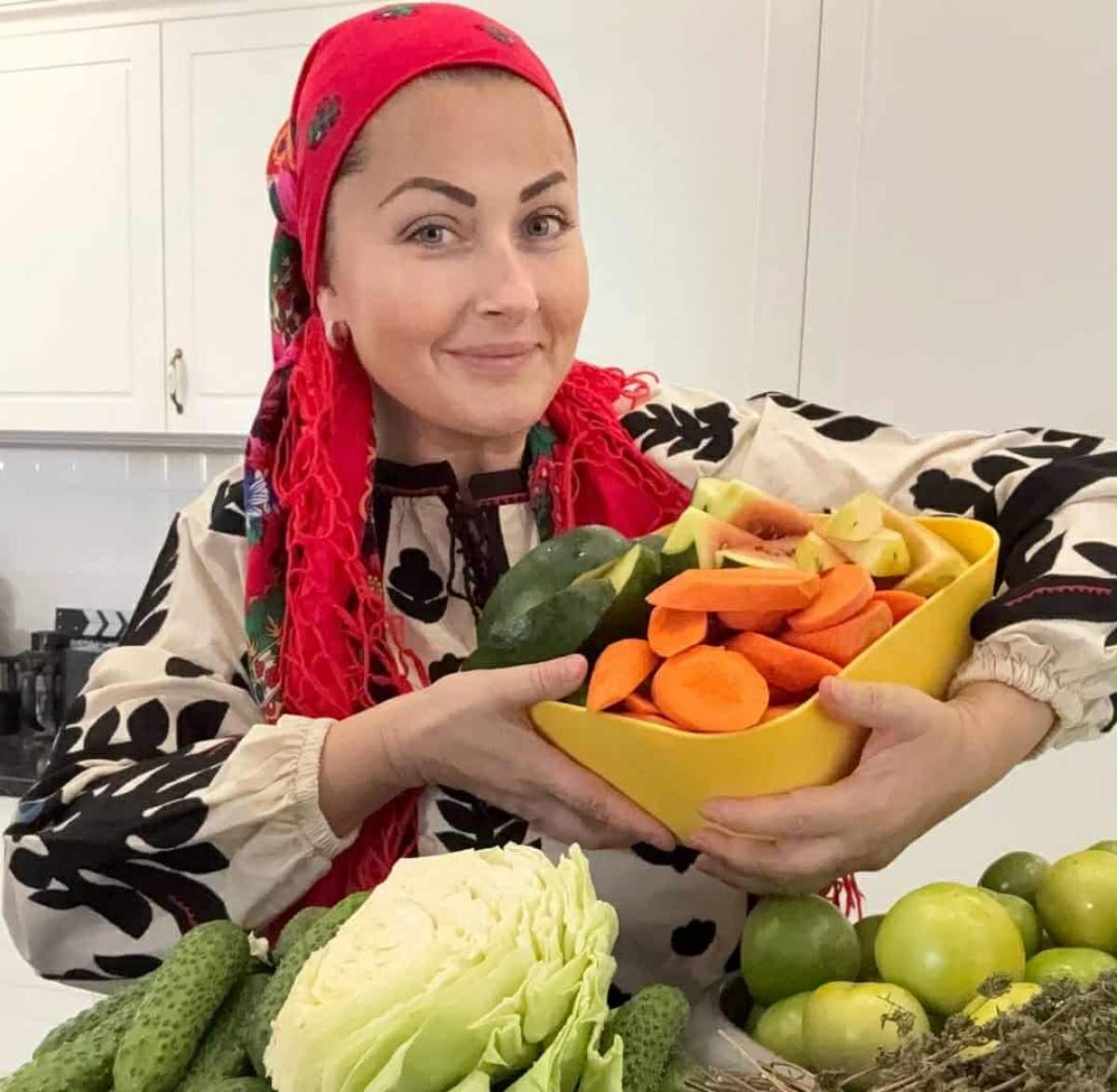Gabriela Cristea pregătește saramură pentru murăturile de toamnă din două ingrediente. Gabriela Cristea și un bol mare cu legume pentru murături.
