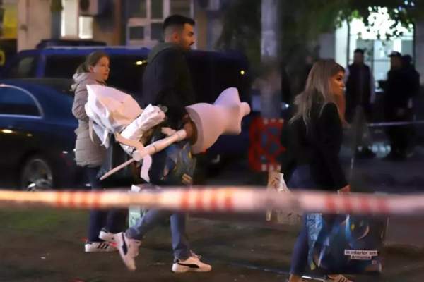 Dovadă supremă de iubire după explozia din Rahova! Un bărbat și-a riscat viața pentru a recupera rochia de mireasă a viitoarei soții