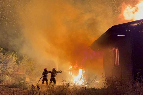 Incendiu la un bloc din Tecuci! Un bărbat a sărit de la etaj de frică, opt persoane au fost evacuate