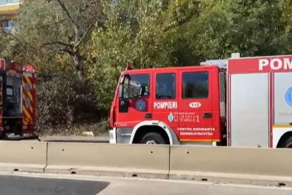 Alertă în Pipera. Un incendiu a izbucnit într-o parcare. Două mașini au ars, iar 40 de persoane au fost evacuate
