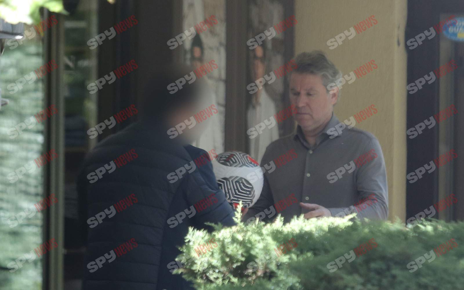 Este unul dintre cei mai modeşti fotbalişti. Florin Răducioiu îşi respectă fanii mai presus decât orice | PAPARAZZI