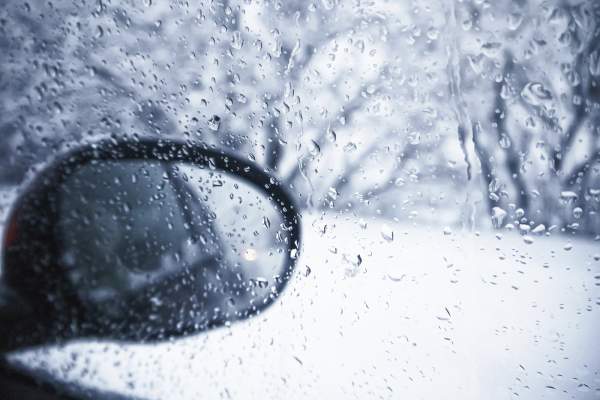 Alertă pentru șoferi! Mai multe drumuri naționale au fost închise de zăpadă și viscol. Unde sunt restricții de circulație