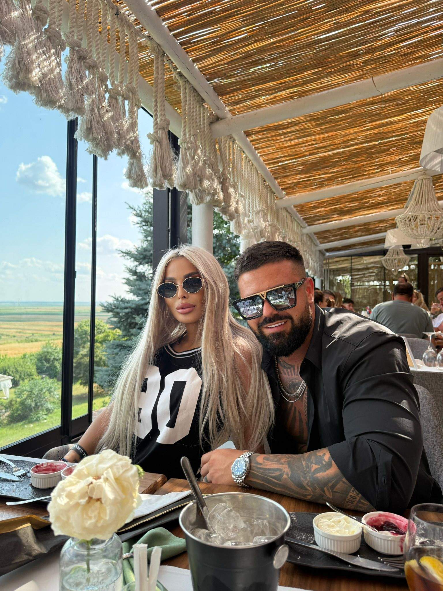 El este soțul Iasminei Halas! S-au căsătorit în mare secret și l-a ținut ascuns până acum. Primele imagini cu blondina și bărbatul din viața ei. Exclusiv!