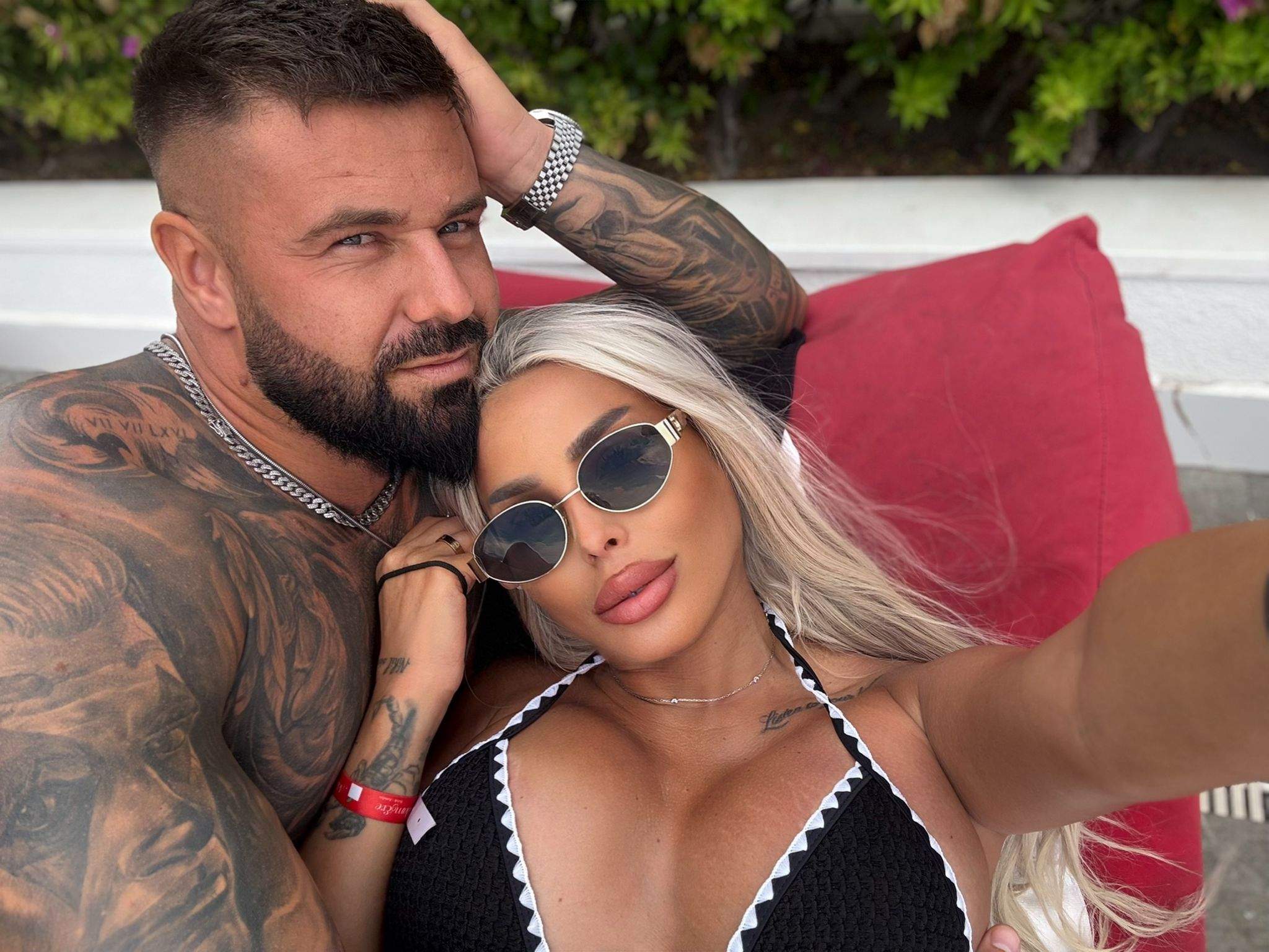El este soțul Iasminei Halas! S-au căsătorit în mare secret și l-a ținut ascuns până acum. Primele imagini cu blondina și bărbatul din viața ei. Exclusiv!