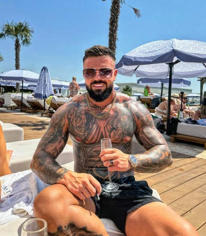 El este soțul Iasminei Halas! S-au căsătorit în mare secret și l-a ținut ascuns până acum. Primele imagini cu blondina și bărbatul din viața ei. Exclusiv!