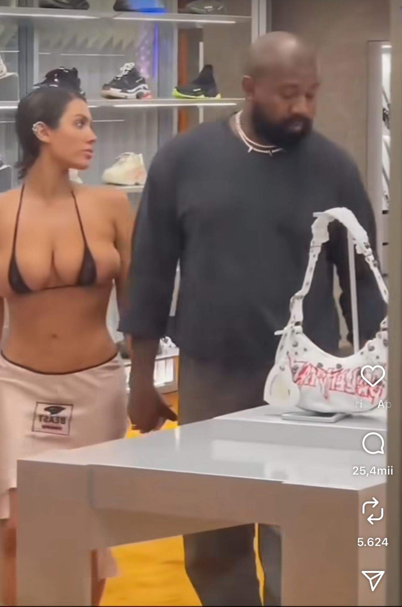 Bianca Censori, soția rapperului Kanye West, o altă apariție șocantă! Bruneta, aproape dezbrăcată, la o sesiune de shopping