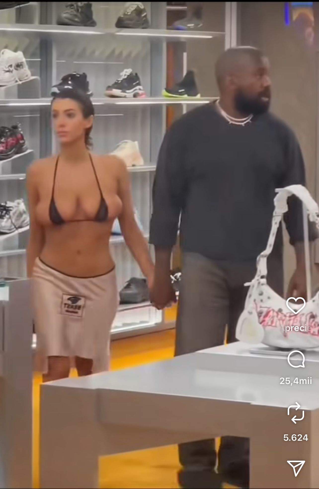 Bianca Censori, soția rapperului Kanye West, o altă apariție șocantă! Bruneta, aproape dezbrăcată, la o sesiune de shopping