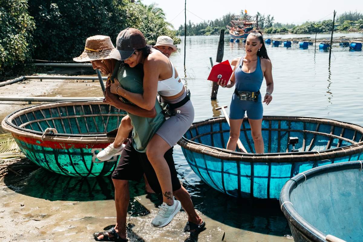 Aventura de pe Drumul Eroilor a fost și aseară lider de audiență Imagini care spun povești: diseară, concurenții Asia Express devin fotografi în inima Vietnamului. Aventura de pe Drumul Eroilor a fost și aseară lider de audiență