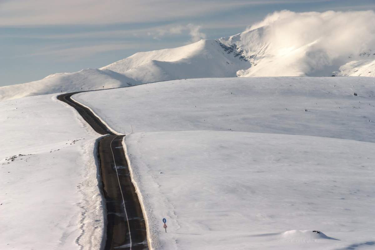 Drumul Transalpina iarna peste munte lângă Rânca, România