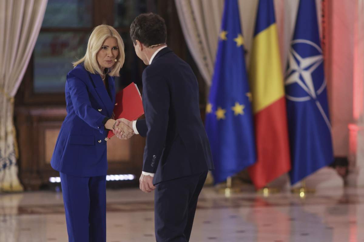 82% dintre români nu mai au încredere în oamenii politici, 74% nu au încredere în Guvern, iar 65% nu mai cred nici în președinte. România, între furie și neîncredere. Concluziile studiului Național Antena „Toată România Noastră”. Președintele Nicușor Dan, față în față cu cifrele care arată ruptura dintre oameni și stat