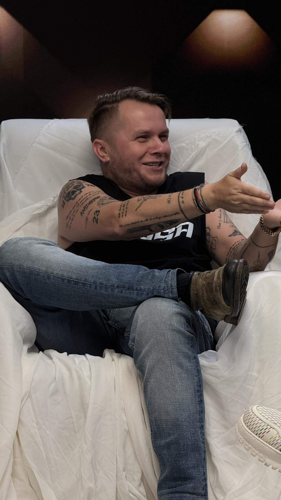 Codin Maticiuc asezat pe un fotoliu