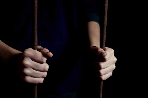 Elev român, condamnat la închisoare după ce ar fi avut o relație cu o profesoară pe care apoi a șantajat-o. Ce pedeapsă a primit băiatul în vârstă de 17 ani