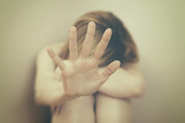 Iubita polițistului care îl acuză că a bătut-o până la leșin, declarații tulburătoare: „Mi-a spus că mă împușcă”. De la ce ar fi pornit cearta