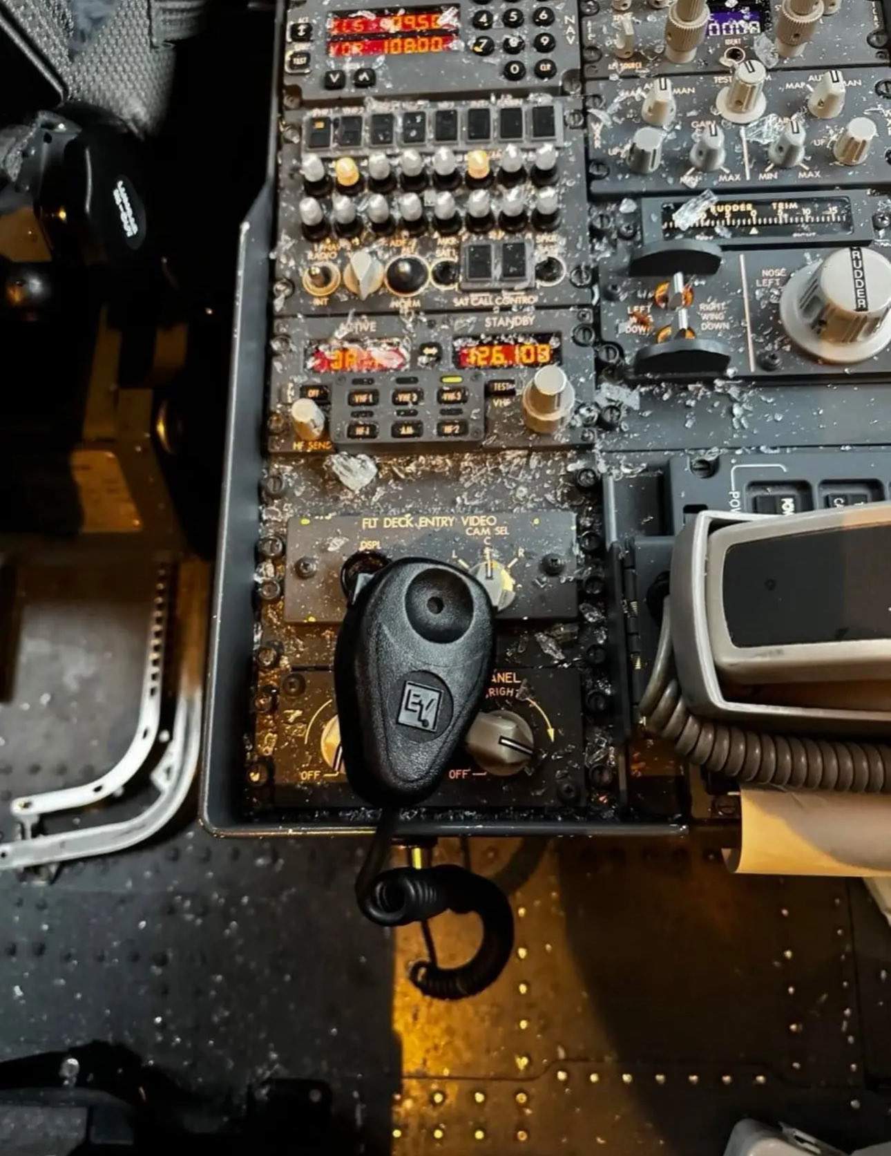 Avion cu 140 de persoane la bord, deviat de urgență! A fost lovit de un obiect neidentificat