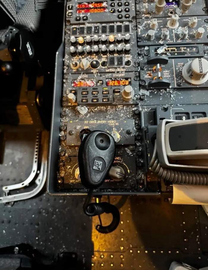 Avion cu 140 de persoane la bord, deviat de urgență! A fost lovit de un obiect neidentificat