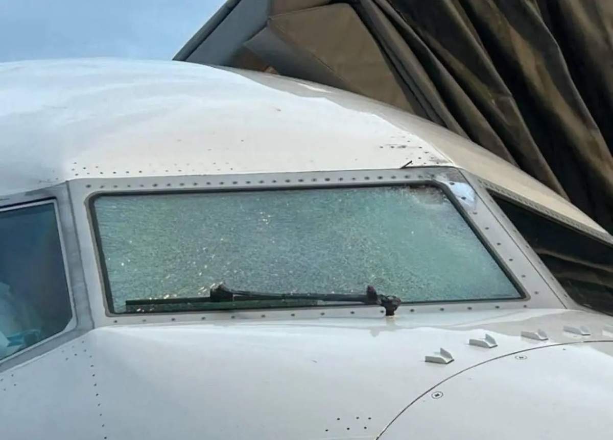 A fost lovit de un obiect neidentificat Avion cu 140 de persoane la bord, deviat de urgență! A fost lovit de un obiect neidentificat