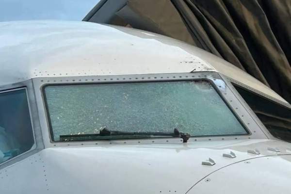 Avion cu 140 de persoane la bord, deviat de urgență! A fost lovit de un obiect neidentificat