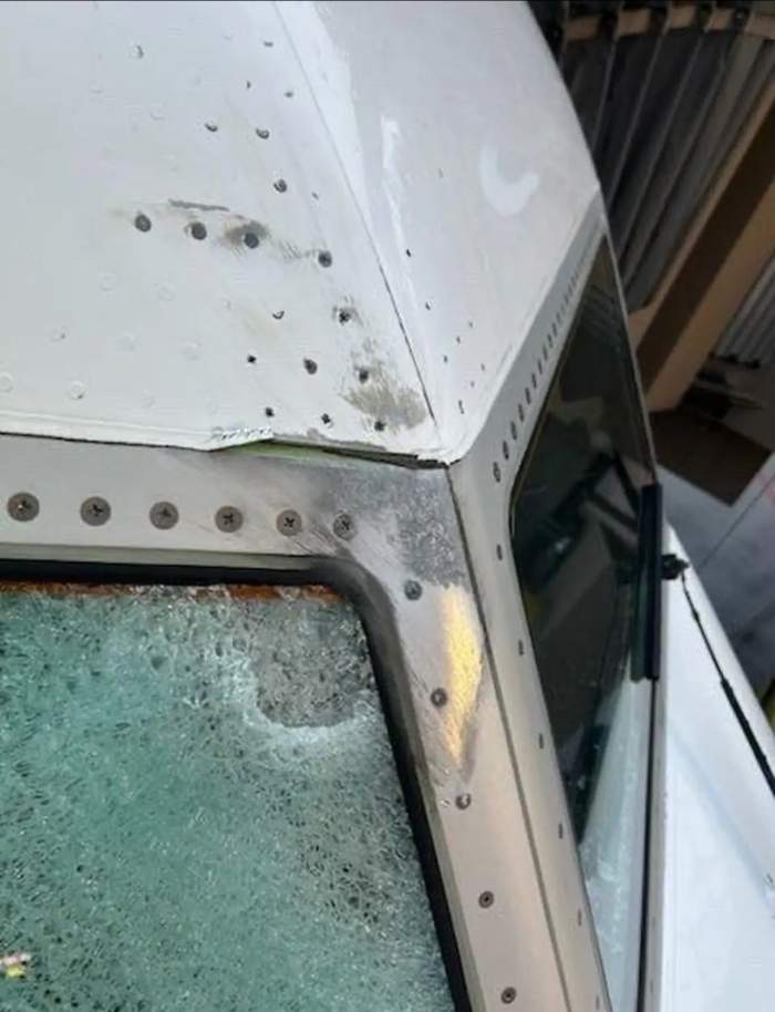 Avion cu 140 de persoane la bord, deviat de urgență! A fost lovit de un obiect neidentificat