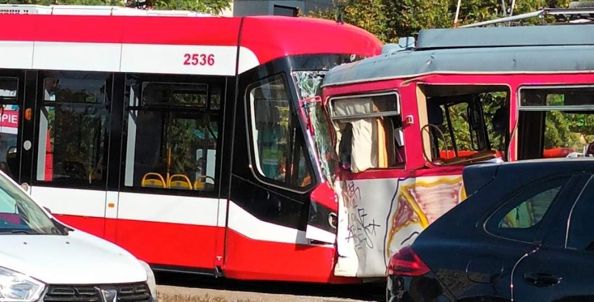 două tramvaie ciocnice în Arad.