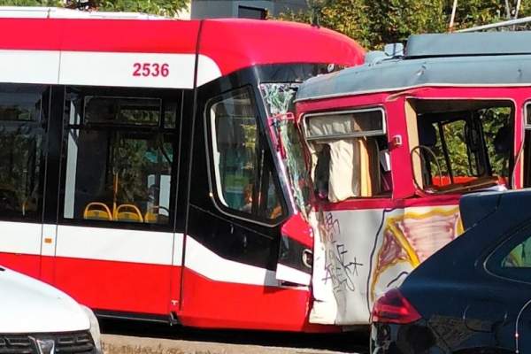 Șapte persoane au ajuns la spital în Arad, după ce un tramvai a ieșit din depou fără vatman. A lovit alte două garnituri în oraș