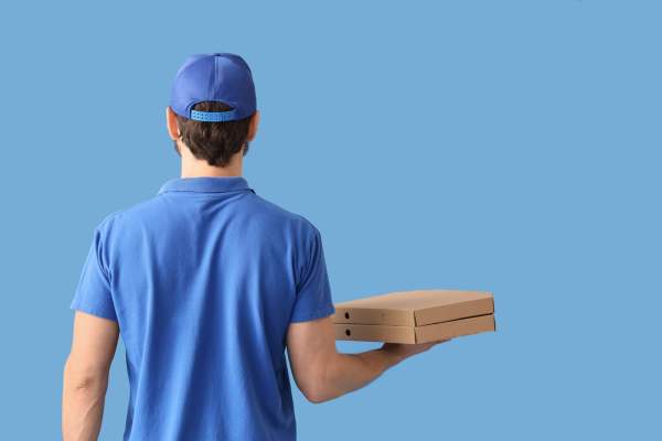 Un livrator, bătut de un bărbat cu pumnii și picioarele, în București. Agresorul a fost condamnat în trecut pentru tentativă de omor