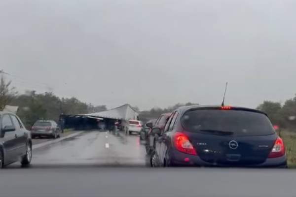 Accident grav în Iași, pe DN2. Un camion s-a răsturnat peste o mașină. Doi oameni au murit