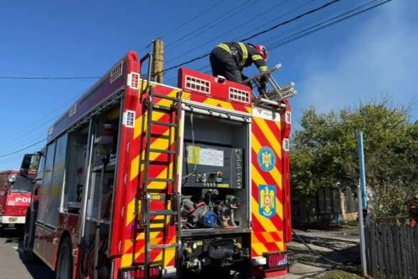 Incendiu puternic la o pensiune din Murighiol, județul Tulcea. Pompierii acționează la fața locului
