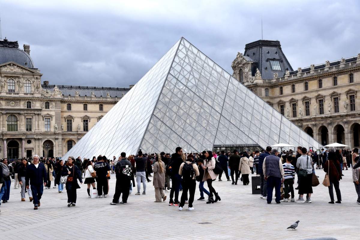Muzeul Luvru a fost redeschis la trei zile după spargere - Paris