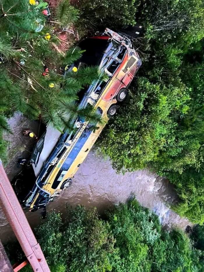 Cel puţin nouă morți și 29 de răniți într-un accident îngrozitor! Autocarul în care se aflau s-a prăbușit de pe un pod