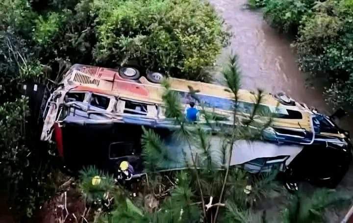 Cel puţin nouă morți și 29 de răniți într-un accident îngrozitor! Autocarul în care se aflau s-a prăbușit de pe un pod
