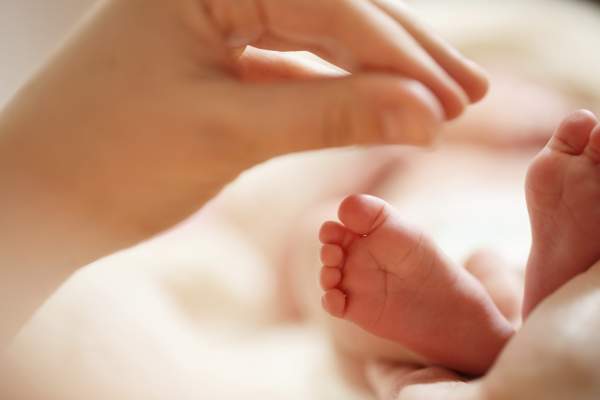 O femeie de 22 de ani a născut singură, în pădure, în Neamț. În ce stare sunt mama și bebelușul