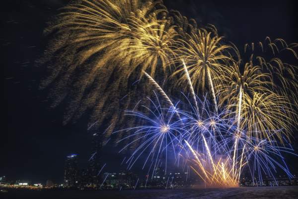 Primăria Braşov a decis să nu mai organizeze focuri de artificii în Piaţa Sfatului! Cu ce vor fi înlocuite și de ce a fost luată o astfel de decizie