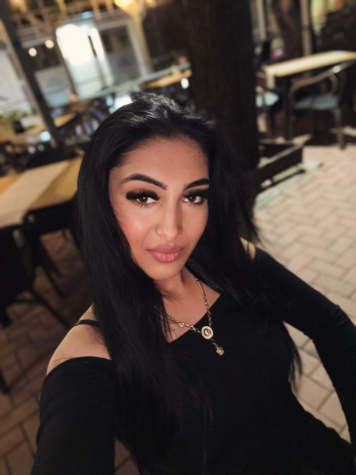 maria mexicanu imbracata in negru