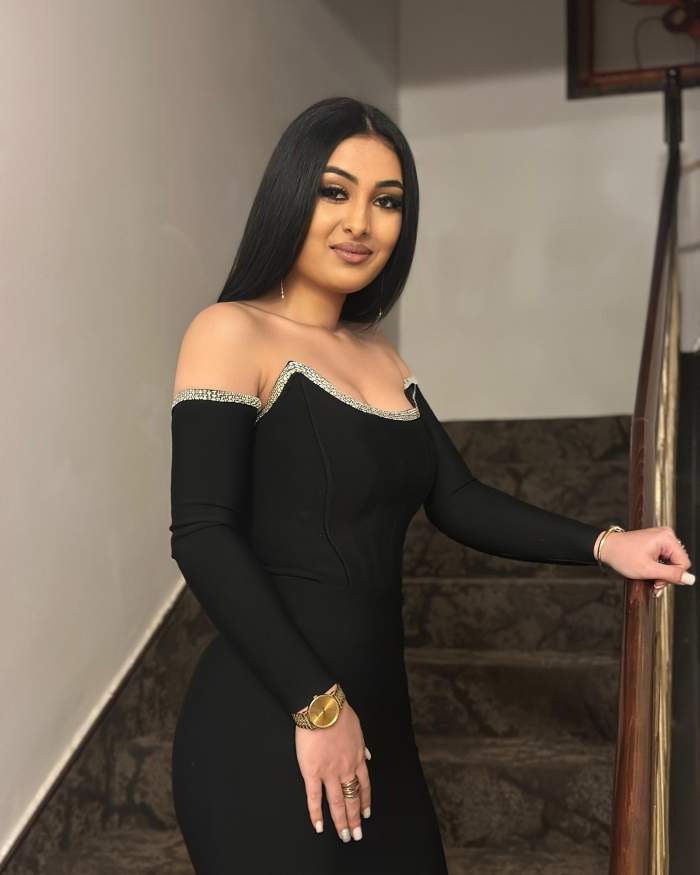 maria mexicanu imbracata in negru pe trepte