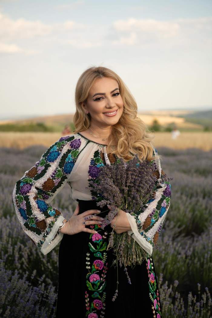 Adriana Ochisanu poarta costum traditional