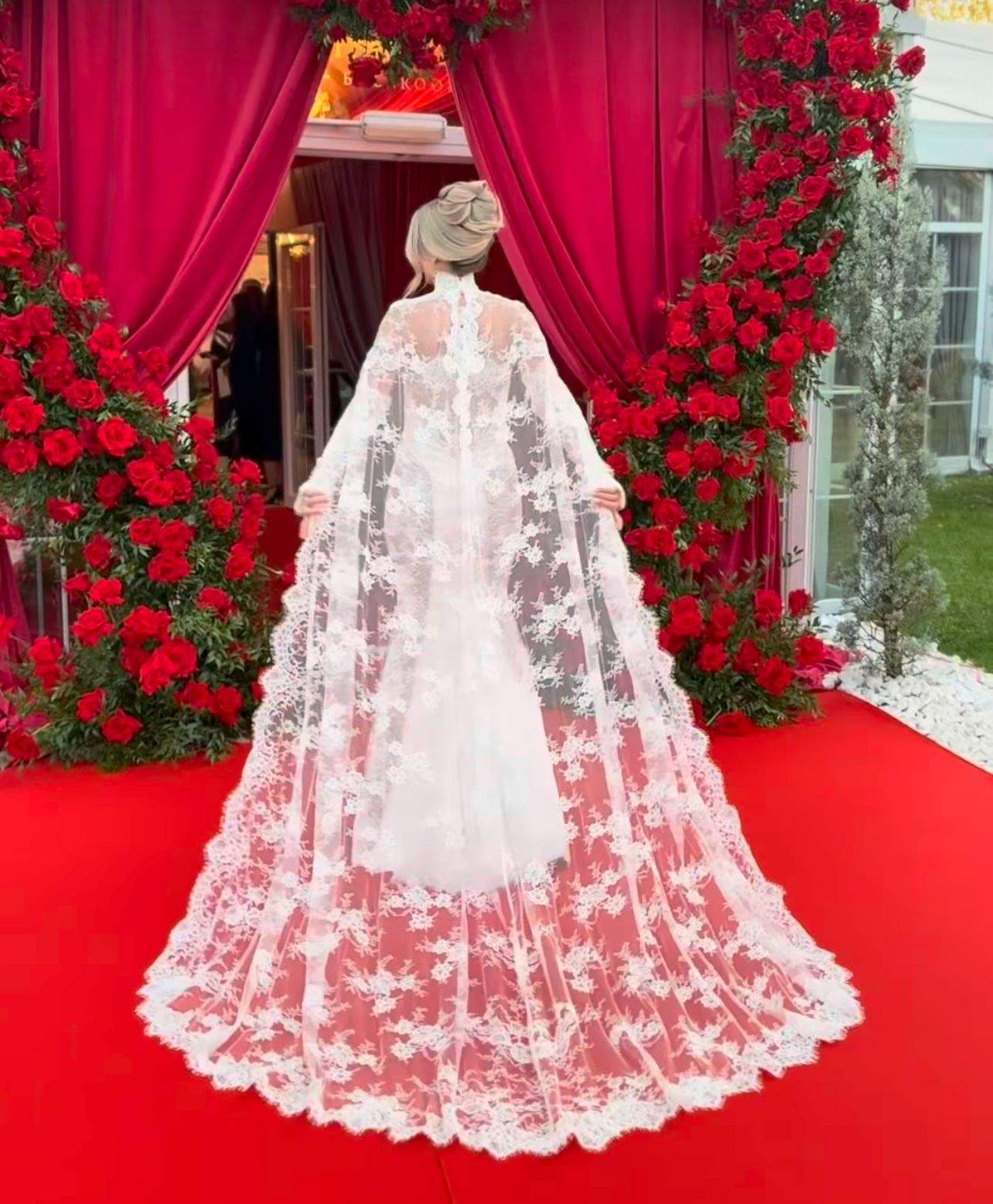 Primele imagini cu Claudia Puican în rochie de mireasă! Ce apariție spectaculoasă și-a făcut cântăreața, la nunta anului | FOTO