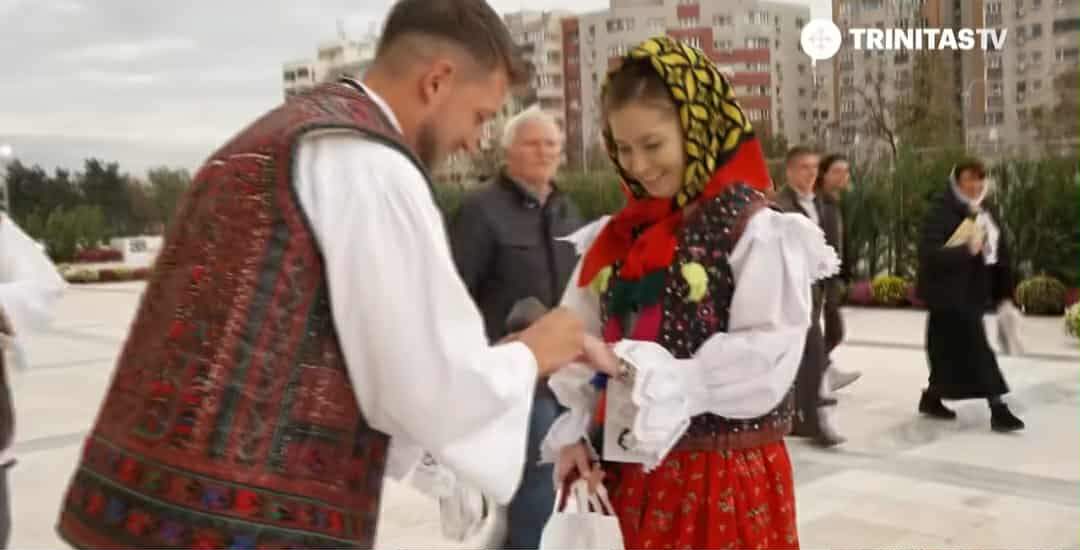 Moment unic în fața Catedralei Naționale! Un tânăr și-a cerut iubita de soție pe treptele clădirii impunătoare