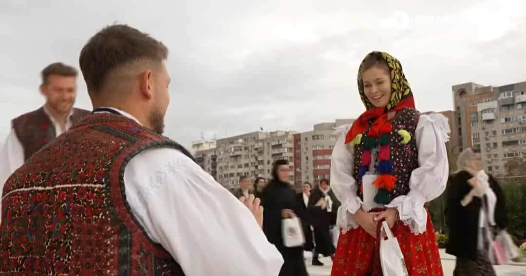 Moment unic în fața Catedralei Naționale! Un tânăr și-a cerut iubita de soție pe treptele clădirii impunătoare