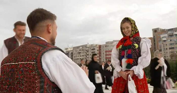 Moment unic în fața Catedralei Naționale! Un tânăr și-a cerut iubita de soție pe treptele clădirii impunătoare